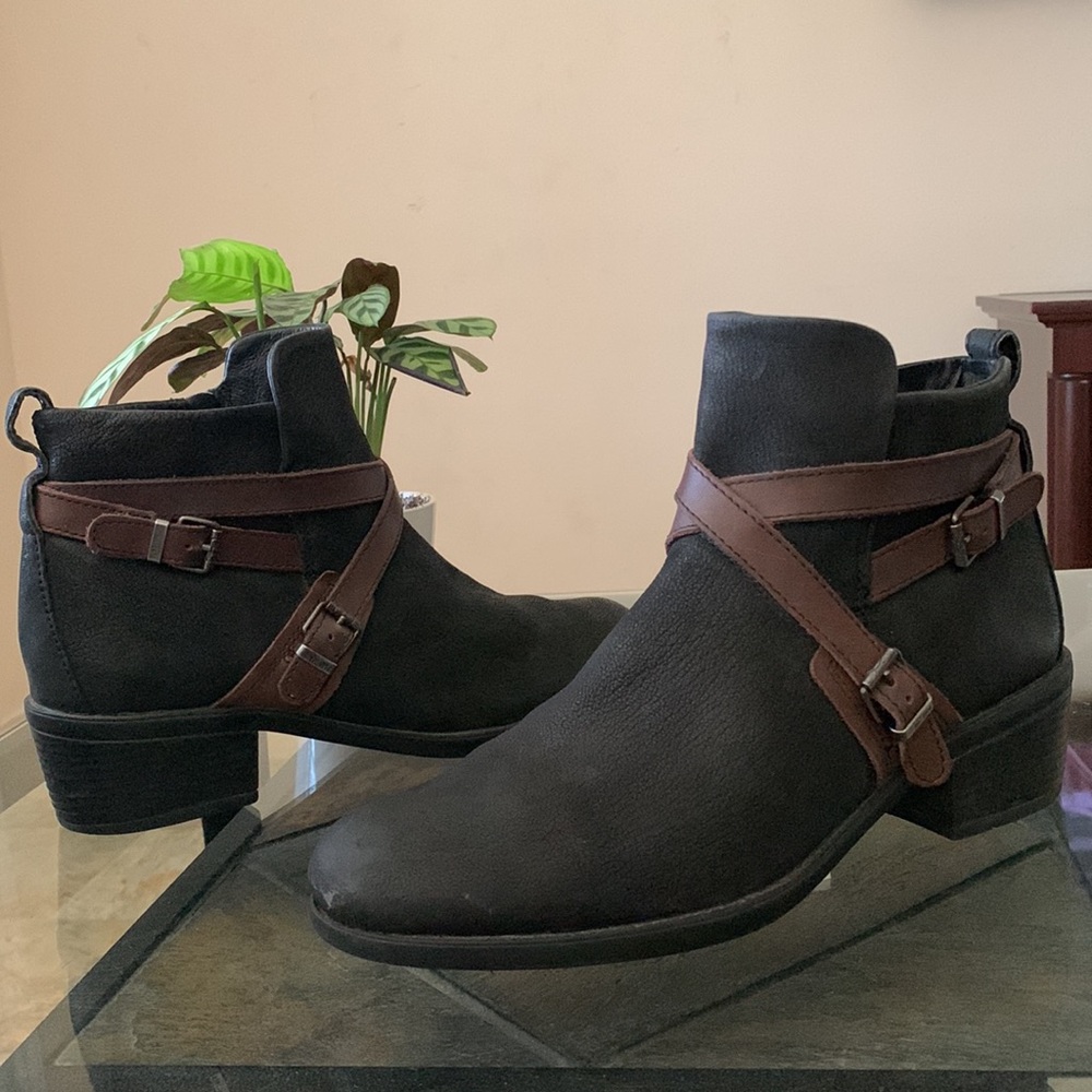 BUSSOLA Alesia Strap Ankle Boots